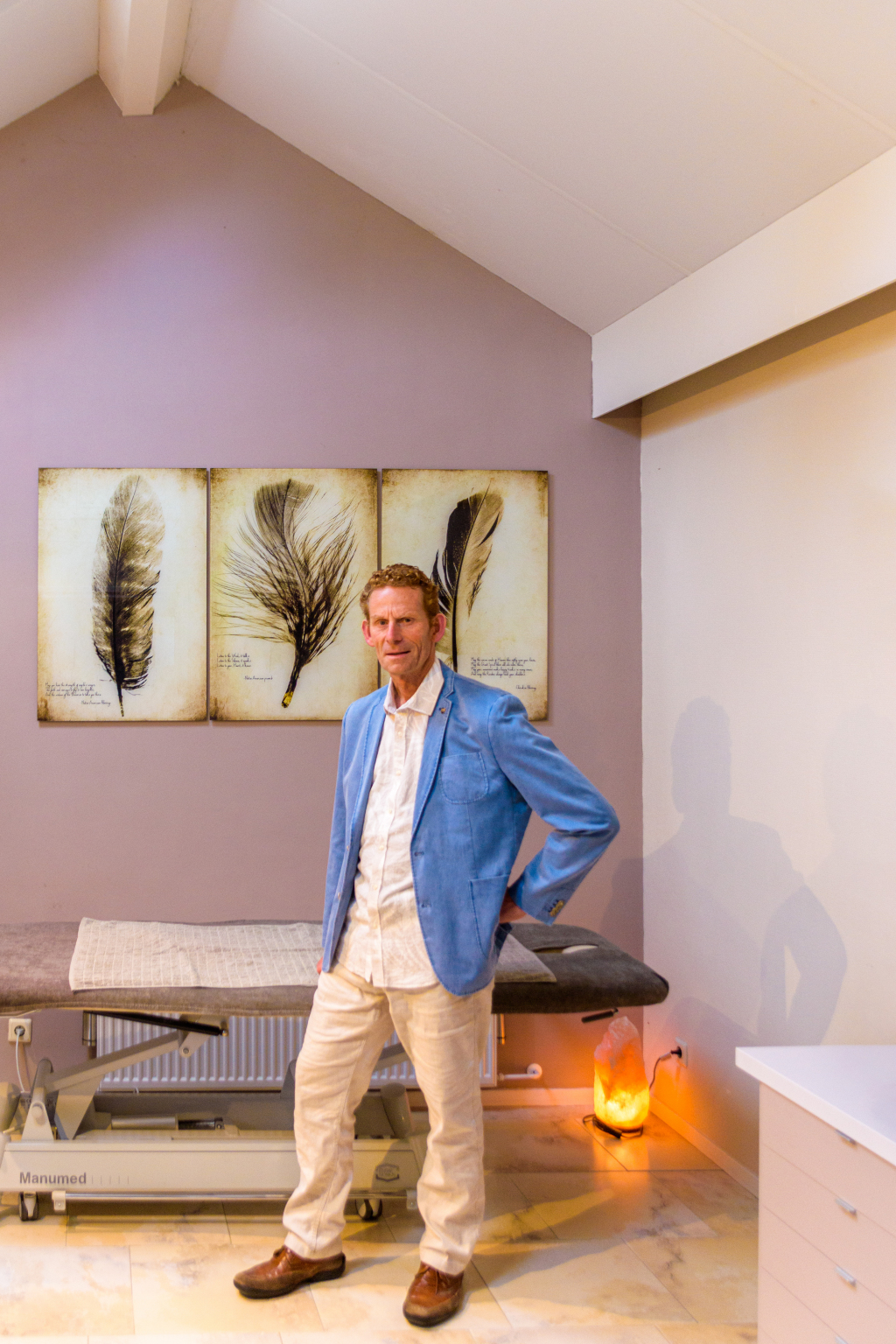 Harry Schutte in zijn praktijkruimte in Elst